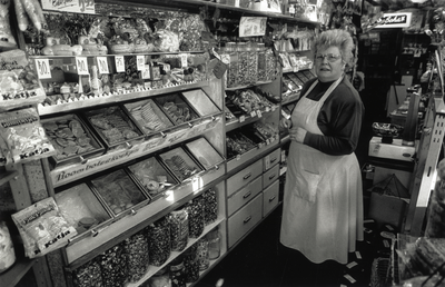 108307 Interieur van de chocolaterie en banketwinkel van G. van Beek (Laan van Nieuw Guinea 105) te Utrecht.